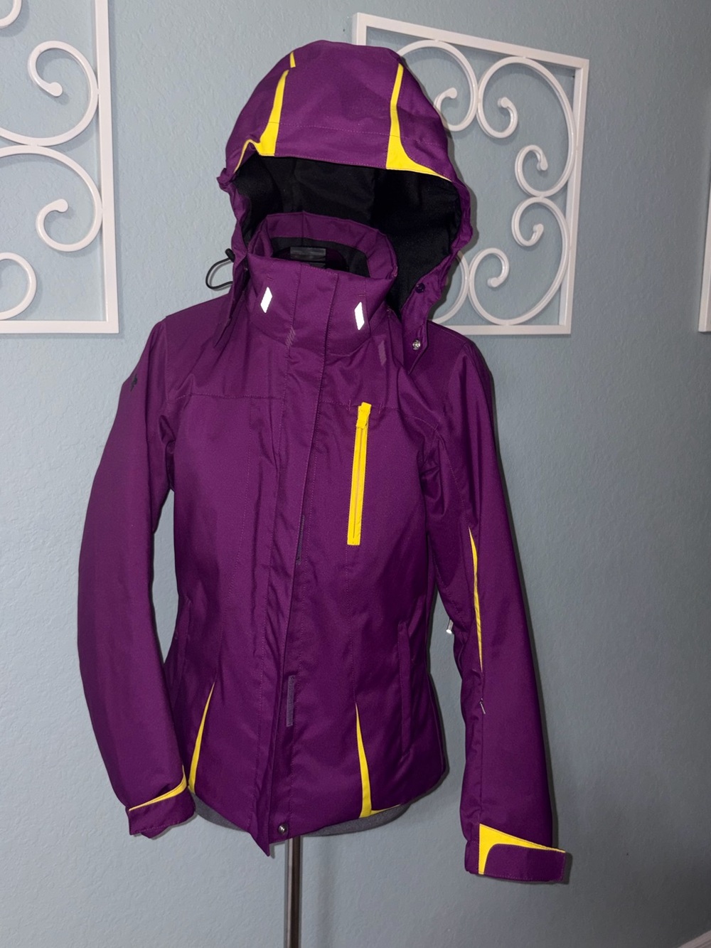 Like new Descente Ski/Snowboard Jacket